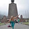 Equilibrando-se sobre a Linha do Equador, em Mitad del Mundo - Equador